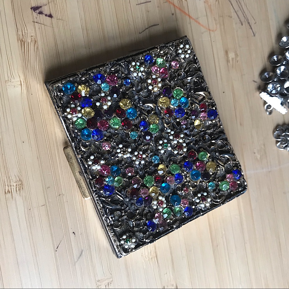 Small lot of mismatched and broken jewelry
